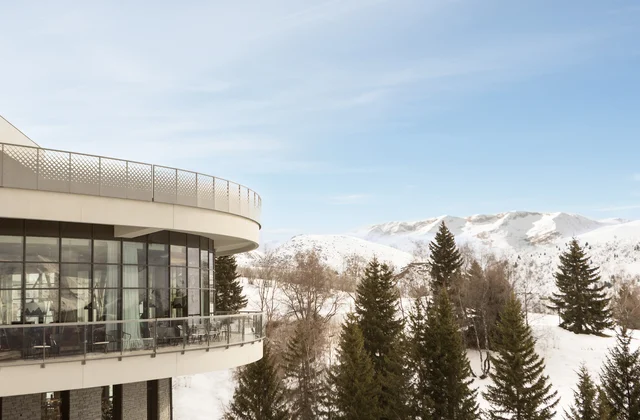 Resort Club Med Alpe d’Huez em meio à neve nos Alpes franceses