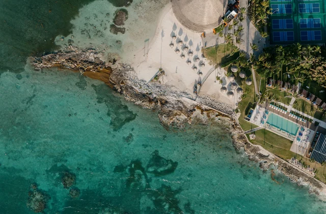 Vista aérea da costa do Club Med Cancún no México