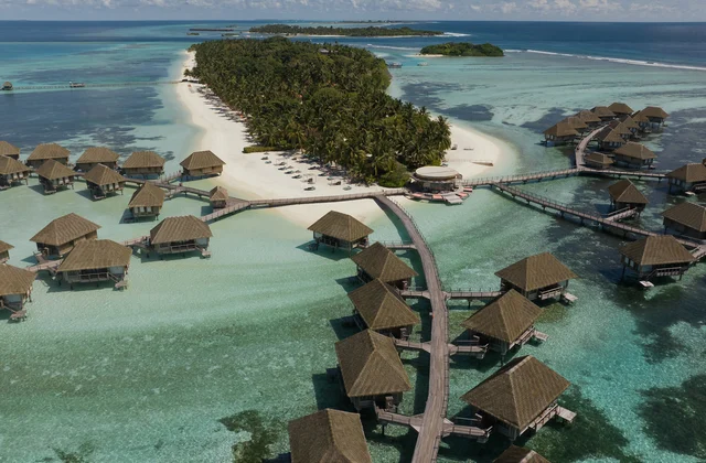 Ilha e bangalôs sobre o mar do Club Med Kani nas Maldivas