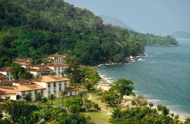 Vista do resort Club Med Rio das Pedras entre a praia e a Mata Atlântica