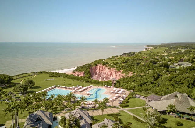 Praia e falésias junto ao Club Med Trancoso, na Bahia