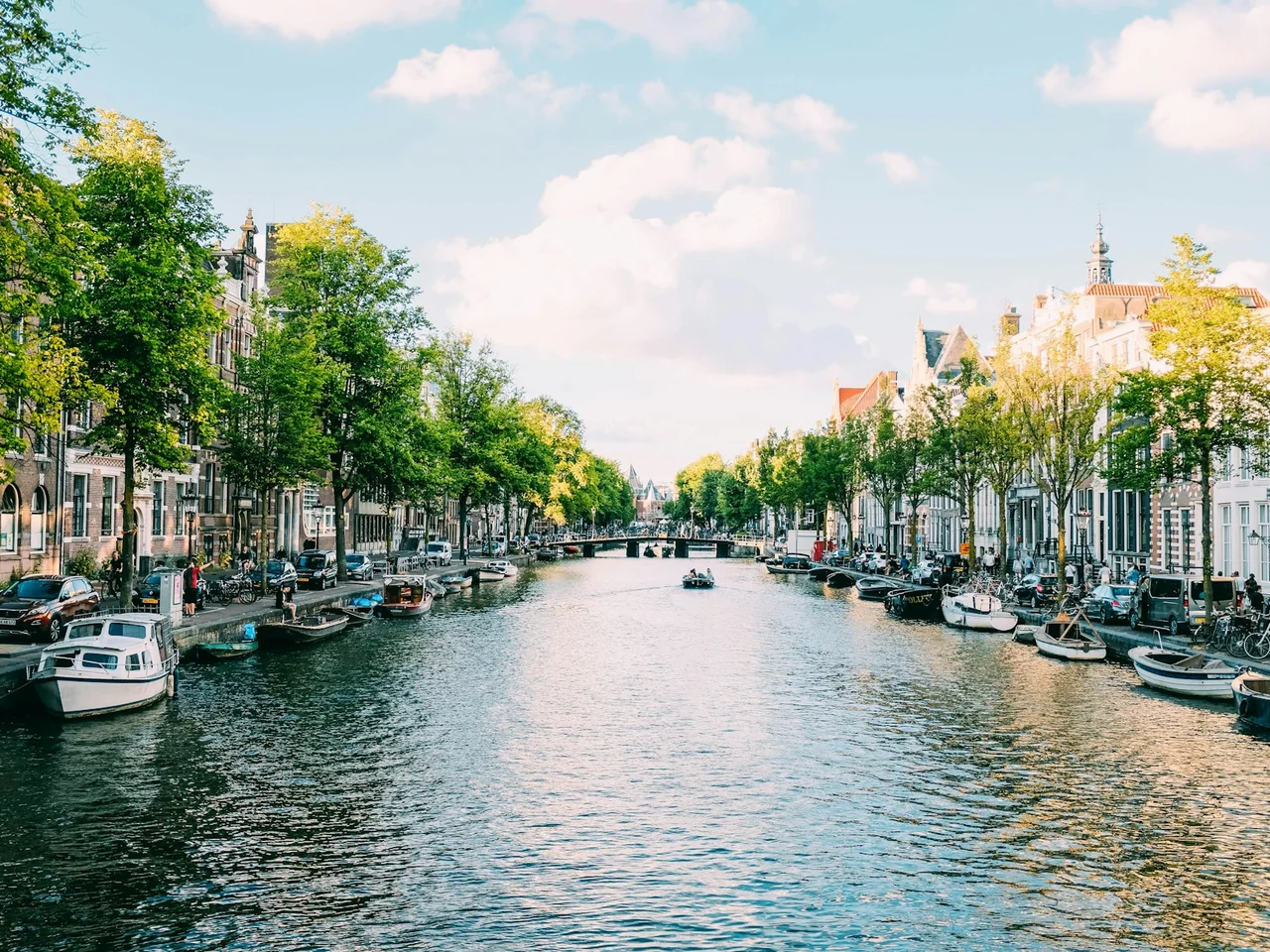 Canal com barcos e arquitetura histórica de Amsterdã, Holanda