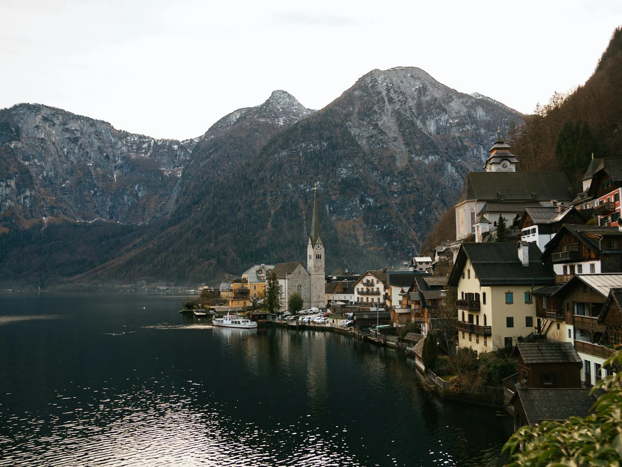 Vilarejo de Hallstatt às margens do lago entre montanhas, Áustria