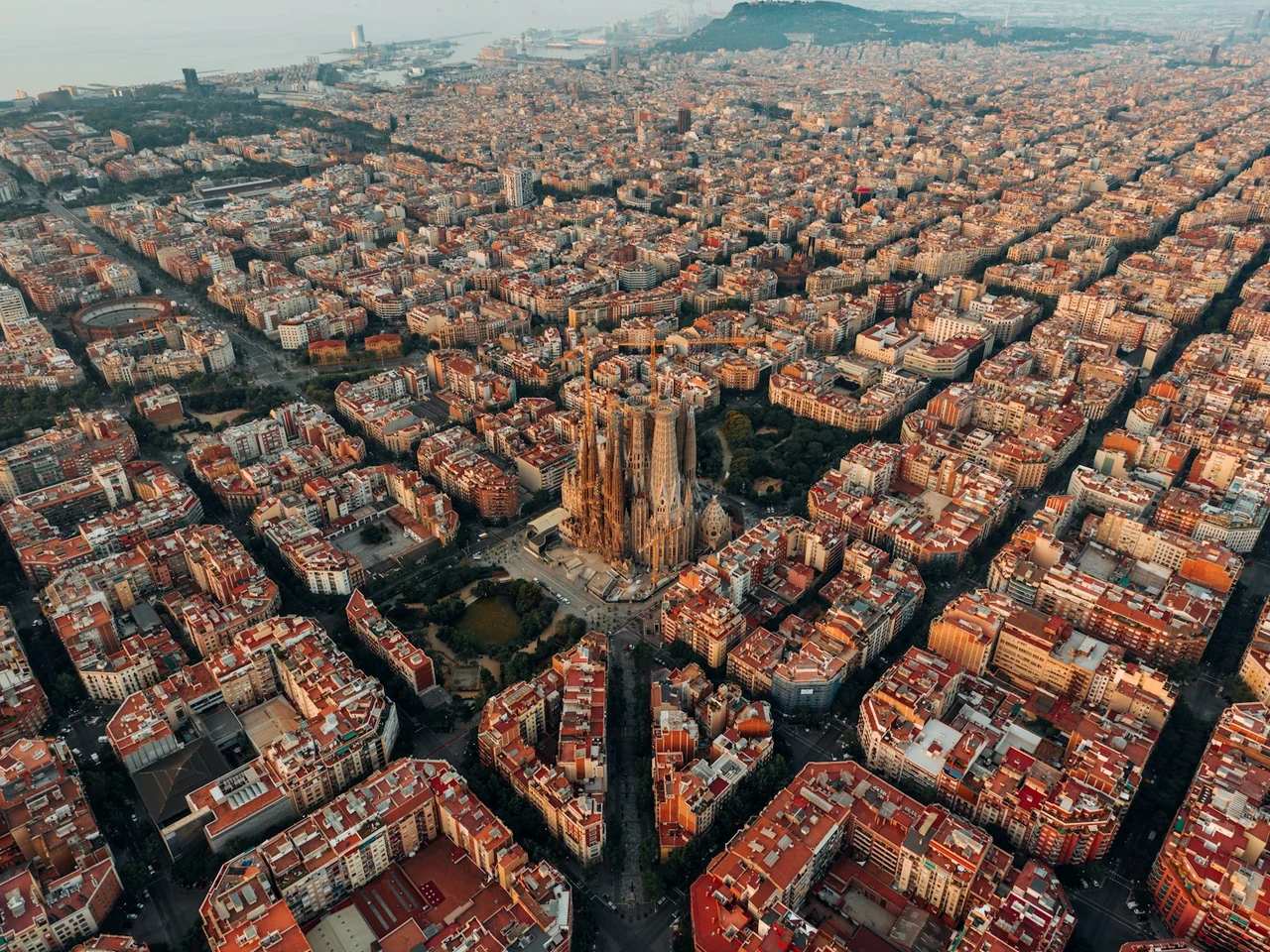 Vista aérea da Sagrada Família e do Eixample em Barcelona, Espanha