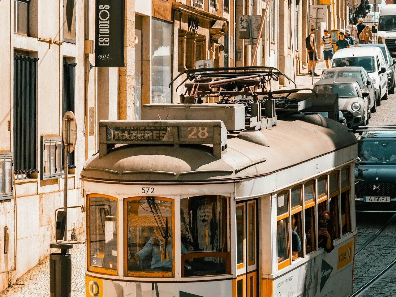 Elétrico amarelo nas ruas históricas de Lisboa, Portugal