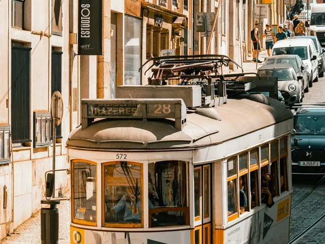 Ruas e elétrico de Lisboa
