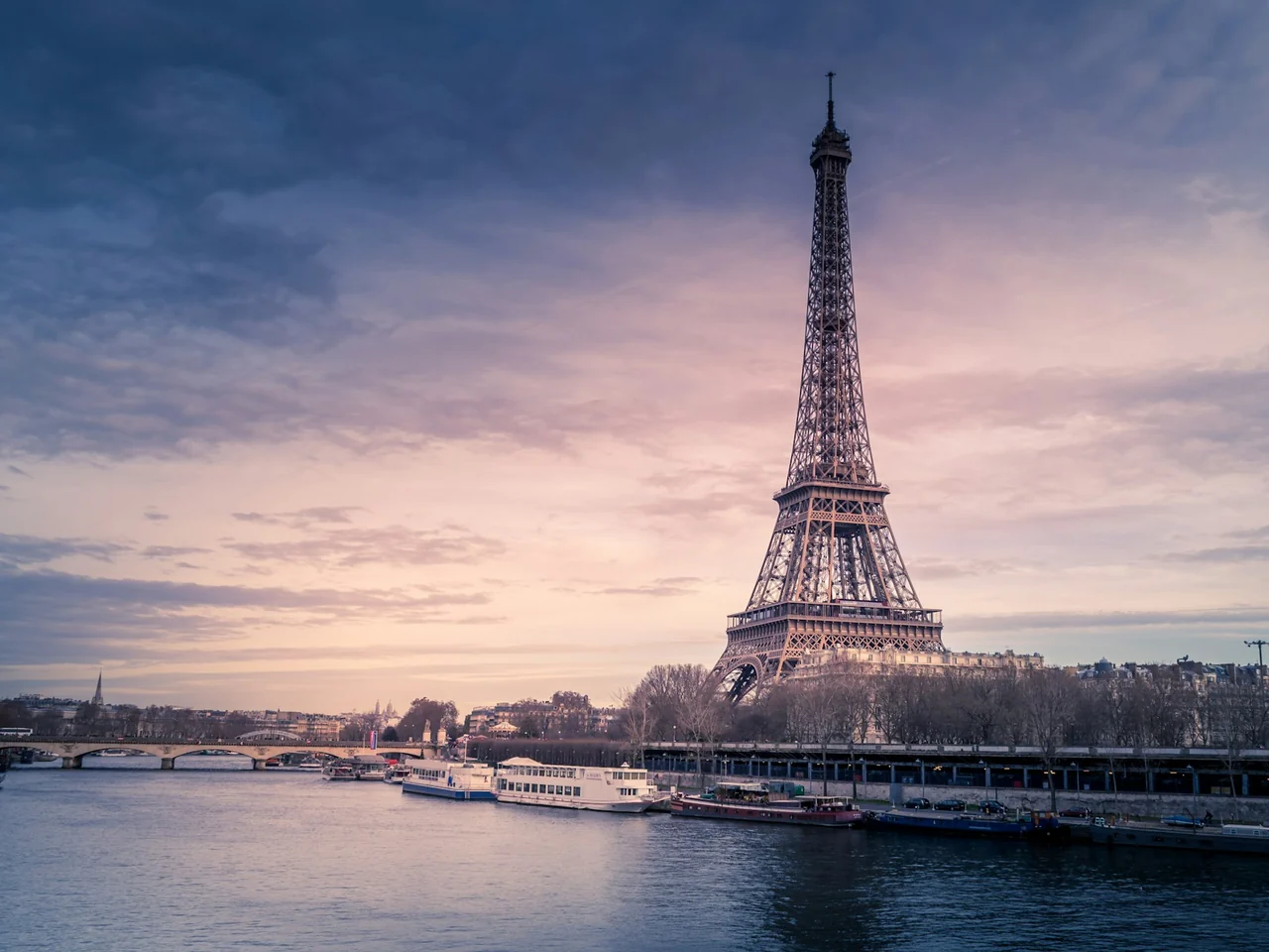 Torre Eiffel às margens do Sena em Paris, França