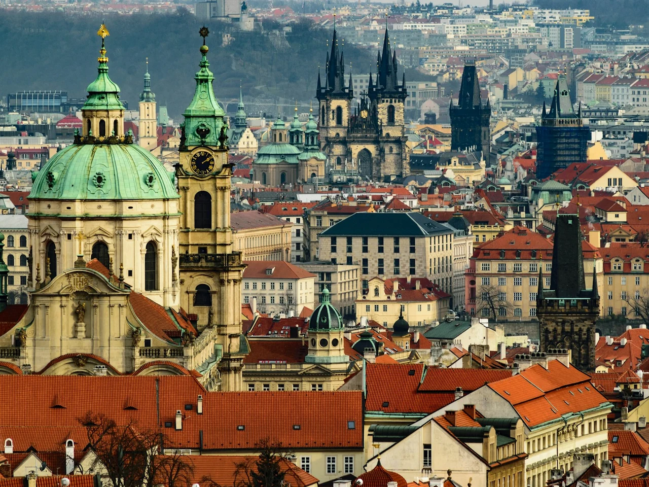Torres e telhados do centro histórico de Praga, República Tcheca
