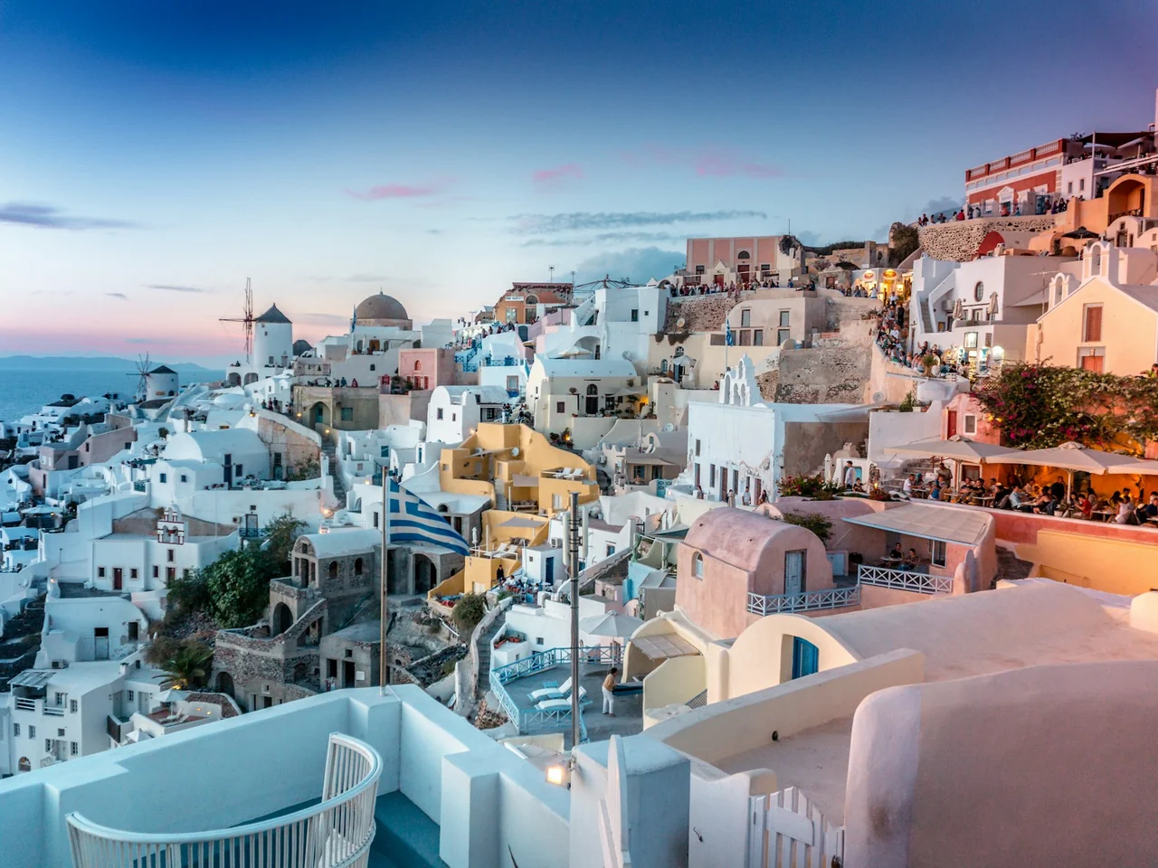 Casas brancas sobre o mar Egeu em Santorini, Grécia