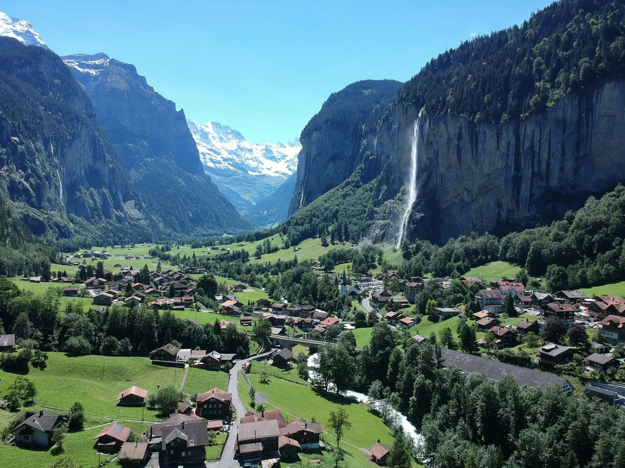 Vale de Lauterbrunnen com montanhas e cascata, Suíça
